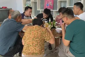 儿子婚礼将近，大家忙的热火朝天布置婚礼场景，老爸亲自下厨做饭视频封面