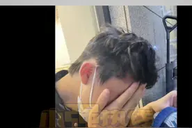 男子被毒舌发型师扎心两次想退款 邓先生是杭州一家影视公司的老板，他讲述了自己遭遇的一个“毒舌”发型师：前段时间，员工用他的充值卡去美发店剪头发，剪完后对发型不满意，发型师说是“人长得丑”。第二天，邓先生的合伙人又去剪头，同一位发型师说“那你不是瞎子嘛”！这两件事，让邓先生对这家美发店彻底失望了，坚决要求退卡。#浙江dou知道 @抖音短视频 #媒体精选计划