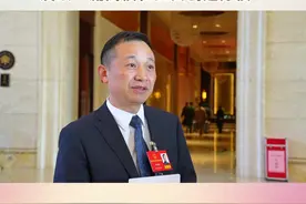 省人大代表雷峻峰：“建议省政府引入‘985’‘211’及双一流高校在江西创建分校。”（来源：新法治报 文/视频 王琨 全媒体记者吴强、闵祥） #人大代表  #2025年江西省两会   #双一流高校视频封面