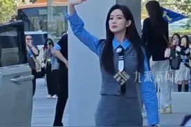 3月25日，湖北武汉。#奔跑吧空降长江日报火箭楼 ，周深、郑恺、李晨、孟子义、张真源等热情和粉丝打招呼。视频封面