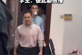 #高校男生假扮领导视察途中遇真领导撞面现场尴尬不已，学生：彼此都很懵视频封面