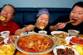 和爸妈一起吃各种自制美味家常菜，满满一大桌，实在太丰盛了！