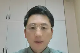 彻底讲透皮脂腺囊肿微创手术！ 大家好，今天有时间我要把微创的技术跟大家聊一聊，以便大家更好的去了解 手术。首先我们皮脂腺，大家要知道我们的皮肤是什么一个构造。我们皮肤一般分表皮、真皮和皮下组织，那皮脂腺它就在我们真皮表皮下面，是我们皮肤的一种附属器，能分泌些油脂，但是这个导管分泌不畅的时候就会发生堵塞，那就会继发的感染，也就是说我们那皮脂腺囊肿需要手术，这个要具体看，有的皮脂腺囊肿是没有任何症状的，那可能摸起来圆圆的，有点软也有点硬，那可能这种是不需要处理，有的皮脂腺囊肿，继发的一种红肿疼痛甚至破溃，那这个时候我们还是主张处理。关于微创的手术或者是治疗，那阿医生的理解和经验是这样的，早期的时候，如果我们这皮下比较稳定，比如说皮肤还没有破溃，摸上去比较完整，这个时候我们可以就诊，大家现在要求都比较高，希望做个手术又不留疤。传统做面部皮肤肿物理切除是把这个肿物彻底的挖掉，把皮革缝合好，这样能够不留疤或者尽量少留疤，这是我们理想状态。只要我们的面部或身体其他部位动过刀，那必然就有痕迹，那有痕迹可能就会有疤，比如说这个疤，那缝线很宽，无弓脚等等，这些形成影响我们的生活，影响我们的面容！
#医学科普 #干货分享 #硬核健康科普行动  #皮脂腺囊肿 #皮脂腺囊肿切除视频封面