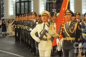 中国排面”亮相莫斯科 街头唱响《强军战歌》 当地时间4月29日，俄罗斯纪念卫国战争
胜利80周年阅兵式首次彩排在莫斯科举行。
中国人民解放军仪仗司礼大队在红场参加彩排。视频封面