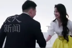 刘亦菲余承东同框直播，余承东带了三份礼物#刘亦菲 #余承东视频封面
