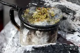 甘肃大娘卖猪油饼，4两重一个两块五，免费喝茶，吃不吃饼都能喝视频封面
