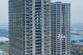 芜湖城南新地标
“复活”倒计时！

芜湖弋江区长江南路156号项目将按原规划进行续建。项目由A、B两栋主体楼及一座裙楼构成，建筑面积11.05万㎡。未来这里将打造为集写字楼、酒店、SOHO公寓以及购物休闲为一体的城市综合体。共同期待，焕新归来！

记者：恽鹏飞 杨友艺
编辑：顾玲玲视频封面