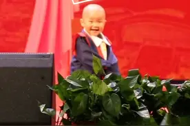 萌娃陪妈妈参加博士学位授予仪式，网友：可爱的宝宝实力抢镜！视频封面