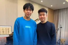 【赵心童和王楚钦认识么?不仅合影过还一起打过台球】 北京时间5月6日，斯诺克世锦赛决赛第四阶段比赛结束，中国选手赵心童总比分18比12战胜马克・威廉姆斯夺得冠军，成为中国首位，也是亚洲首位斯诺克世锦赛冠军，创造了斯诺克运动的历史。赵心童曾和王楚钦一起打台球，早前，赵心童还在个人社交媒体发布与王楚钦的合照，并透露两人进行了中式台球友谊赛，被问起比赛结果，赵心童回复网友称，“我惜败。”#王楚钦和赵心童 #赵心童夺冠 #赵心童曾和王楚钦打台球 （来源：@赵心童呀 ）