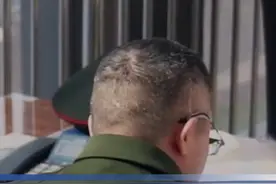 重温泪目一幕，我国顶尖科学家首次接受采访却不能露脸 重温泪目一幕，我国顶尖科学家首次接受采访却不能露脸，曾因脑出血晕倒，醒来后忘了住哪，但仍记得工作细节。（视频剪辑：实习编辑相雨霜）