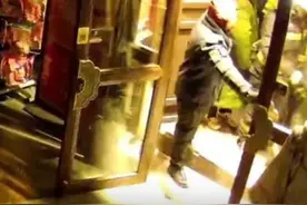 【大同一街道就网传“破门亮灯”事件致歉】 2025年2月3日，山西大同古城一网友发视频称，因店铺未按要求开灯，被多名工作人员撬锁进店将灯打开。2月7日，山西大同平城区古城街道就“破门亮灯”致歉，称将引以为戒，确保类似事件不再发生。#大同一街道就网传“破门亮灯”事件致歉视频封面