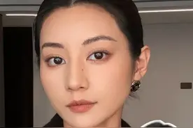 不适合幼态，那就大大方方的当漂亮姐姐 黄黑皮可太适合走这种高智大气感路线了
把原生野生气质直接拉满！
放弃水光肌，微雾面裸肌才是智性天花板
拒绝幼态审美绑架的高级感妆容思路，黄黑皮姐妹们要记住，肤色不是气质的限制，而是咱们个人风格的加持
#黄黑皮妆容 #放弃幼态审美做气质女人 #新手化妆教程 #妆前妆后 #我的日常妆容