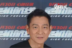 【都有戏｜专访刘德华：#让屈楚萧去感受被偶像出卖的感觉】 #刘德华让屈楚萧放心演 作为中国首部万米高空犯罪大片，国庆档新片《危机航线》立足强情节冲突与强动作场面，通过一场与劫机悍匪斗智斗勇的惊险之旅，给观众带来肾上腺素飙升的震撼体验。该片由彭顺执导，刘德华、张子枫、屈楚萧、刘涛、郭晓东、蒋梦婕等主演。截至10月4日12时，该片总票房已突破1亿元。主演刘德华表示，看到屈楚萧演自己的对立面放不开，就想了一个办法：“让屈楚萧去感受被偶像‘出卖’的感觉，然后放心去演。”#电影危机航线视频封面