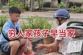小孩真是厉害得很，依靠双手在水中抓鱼，抓上来好几条大鲤鱼