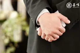 参加追悼会应该怎样着装，一起来了解一下！#追悼会 #花圈挽联