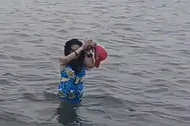 揪心！妈妈带孩子海边玩 ，一眨眼孩子就不见了 众人合力帮忙找回，在海边一定盯紧孩子 一秒都不能放松#惊魂一刻视频封面
