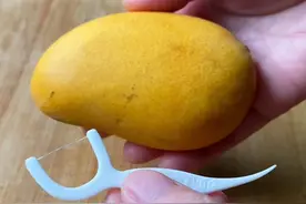 芒果剥皮原来这么简单，一根牙线就搞定，不脏手不流汁，太厉害了