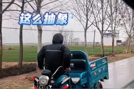 3月8日（发布），安徽蚌埠。女子路遇倒着开的三轮电动车，好心询问结果导致大叔分心撞树。关注👉@小政视频 #三轮电动车 #万万没想到 #蚌埠住了 #大叔也疯狂 （来源@💫胖瘦在天 、@河北交通广播 ）视频封面