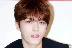 3月24日，39岁男歌手 、东方神起前成员，金在中官宣：要当爷爷了，幽默自称“偶像界第一位爷爷”