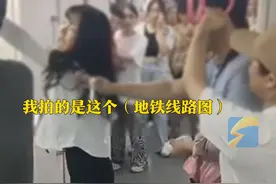 7月15日，重庆。地铁上，男孩的母亲怀疑女孩偷拍自己儿子，争执中将对方打得头破血流，男孩则夹在其中一直劝架。视频封面