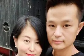 山东穷小伙网恋成都富婆，富婆大他14岁，奔现才5天就领证结婚视频封面