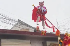 “哪吒闹海”被甘肃社火搬上街，小演员脚下风火轮转不停，不光打龙王还打哈欠视频封面