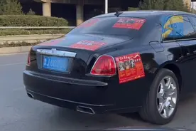 12月9日（采访日期），山东泰安。山东小伙在劳斯莱斯上贴寻子海报，本人回应称：不心疼车，只想尽一份绵薄之力。#山东dou知道 #走失儿童 #寻亲视频封面