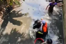 环保志愿者清理河道内积攒多年的垃圾 #解压 #极度舒适 #清理河道垃圾 #疏通河道视频封面