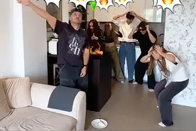 屋子里着火了！？快点 我了个豆~他们怎么什么都不做
#模拟人生4 #游戏分享日常 #模拟游戏请勿模仿