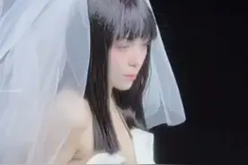 3月29日，上海。54岁“雪姨”王琳穿短裙婚纱走秀，网友：这是我记忆里的雪姨？视频封面