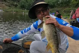 在云南呀黑坑里面都是禁止钓浮的，到底为什么呢？今天借着这个机会好好的给兄弟们分享一下无限回锅鱼坑中到底该如何钓浮.搂浮，这期视频有点漫长希望耐心看完！欢迎继续留言。#2024dou来钓鱼 #原来钓鱼才是抖音运动顶流 #黑坑盘老板 #钓鱼人 #泡泡球视频封面