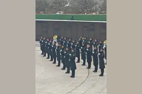 礼兵鸣枪12响，向志愿军烈士致敬！
