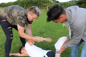 国外爆笑整蛊，给酒鬼兄弟安排个葬礼 #整蛊恶搞 #爆笑 #恶搞兄弟视频封面