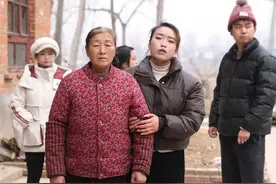 百善孝为先，父母养我们小，我们就应该养他们老，如果连父母都不懂的孝顺，那他就不配为人。#百善孝为先 #孝敬老人 #赡养父母 #传递正能量 #正能量短剧视频封面
