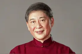 【#白先勇获影响世界华人特别致敬大奖 ，“领奖是替整个《牡丹亭》团队接过这份荣光”】7月18日晚，在“世界因你而美丽——#第17届影响世界华人盛典 ”现场，著名作家、青春版昆曲《牡丹亭》总制作人白先勇获影响世界华人特别致敬大奖，在发表获奖感言时，他说：“我声称自己是昆曲义工的大队长，实际上在我身后，有一大批来自两岸三地、热心于复兴中华文化的朋友大力支持并积极参与其中。我此次领奖，是代表整个青春版《牡丹亭》的团队来接受这份殊荣。”#世界因你而美丽