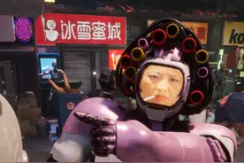 未来机器人也遇到了他们的包租婆 《功夫》机器人版#开普勒星人  #机器人 #周星驰电影