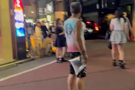 日本东京新宿 奇奇怪怪的人 #日本 #新宿 #奇葩 #大叔 #搞笑视频封面