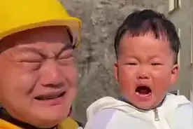 心酸一幕！外卖员单亲爸爸，带着孩子跑外卖孩子都饿的哭了！视频封面