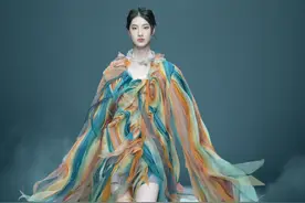 最后一个出场模特，中国国际时装周设计师王紫菲发布会现场 #中国国际时装周 #谁说走秀一定要盛装 #天津工业大学视频封面