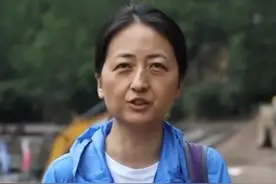 记者直击：#甘肃榆中山洪灾害损毁路段加速抢通 9日，记者在省道104线一处水毁严重路段看到，原本双向两车道的公路只剩下半幅路面，且路基层受损严重。目前，道路抢通工作正在紧张进行。