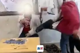 拖把怼脸 口中被塞异物
广东一学生遭4名男生欺凌
被霸凌孩子家属：孩子智力有缺陷
当地教育局：正在处理中
#吴川校园欺凌事件官方通报视频封面
