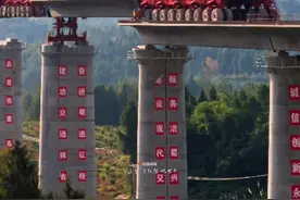 延时拍摄带你看#汉巴南铁路架梁！#项目建设 #超级工程 