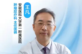 喉癌早期三个异常 九成人误当咽炎 声音嘶哑多喝胖大海？延误治疗可能失声！今天说清喉癌警报信号。
注意啦！声音嘶哑超过两周可别急着吃润喉糖，这可能是声带受肿瘤压迫的信号呢。早期喉癌有个狡猾的特点——症状和咽炎太像啦！比如喉咙总像卡着鱼刺，吞口水时特别明显，但照镜子却看不到异物。再比如总感觉喉咙干痒想清嗓子，咳出的痰还带着血丝，很多人以为是上火，结果耽误三个月才查出来。
#抖出健康知识宝藏   #开工去班味健康指南视频封面