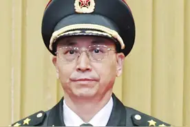 7月9日，中央军委政治工作部常务副主任何宏军晋升上将军衔 7月9日，中央军委晋升上将军衔仪式在北京八一大楼举行。中央军委主席习近平向晋升上将军衔的中央军委政治工作部常务副主任何宏军颁发命令状。视频封面