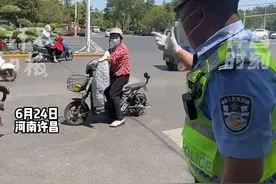 6月24日，高温下开封瓜农来许卖瓜车坏路上，交警喊话卖瓜众人合力帮忙解困，瓜农：许昌还是好人多！#瓜农#高温#交警 视频封面