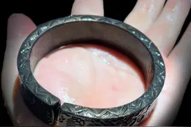 京城来的大哥，以后出门说，我戴的手镯一斤，不按克，那我100克的手镯都成0.1斤了？#阿尤黄金加工套路 #大克重金手镯 #打金