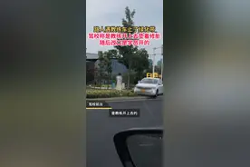 路人偶遇教练车上了绿化带，驾校称教练开上去修胎又改口学员所为视频封面