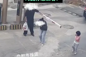 12月3日，广东东莞。女子被升降杆砸中头，同行男子愤怒将升降杆踹断。对此你怎么看?视频封面