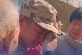3月14日，山东淄博，八旬爷爷和全家一起，含泪送最小的孙子入伍。新兵的姐姐：从山东淄博到福建莆田有1600公里，爷爷有点舍不得。 #山东dou知道 #入伍参军视频封面