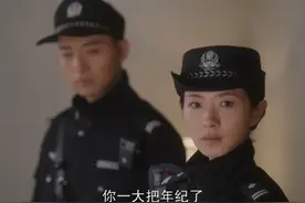 楼道养鸡的看不惯养猫的，报警后和养狗的吵起来了#江苏卫视人民警察 #陆毅 #万茜视频封面